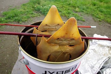 塩漬けにしたあと、天日干しにせず燻製にした