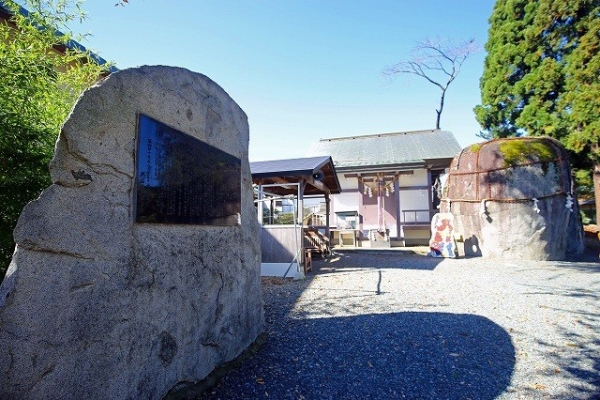 三ツ石神社