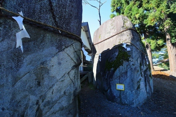 三ツ石神社