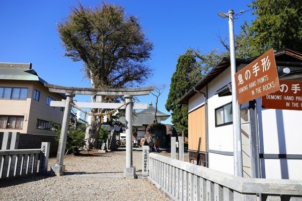 三ツ石神社